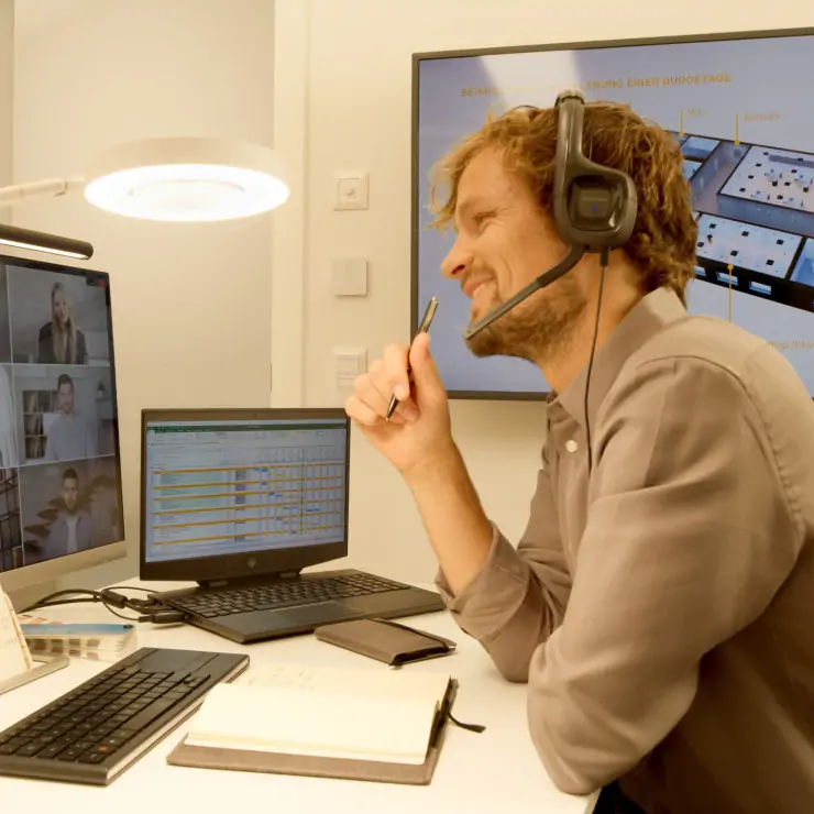 Videohovor v kanceláři nasvícené svítidly SUN@Home