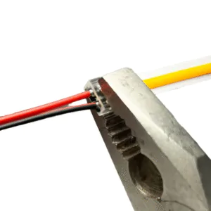 Krácení LED pásku kleštěmi.