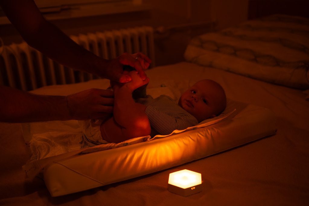 Noční světlo MAIA s pohybovým senzorem svítí v noci při přebalování ditěte