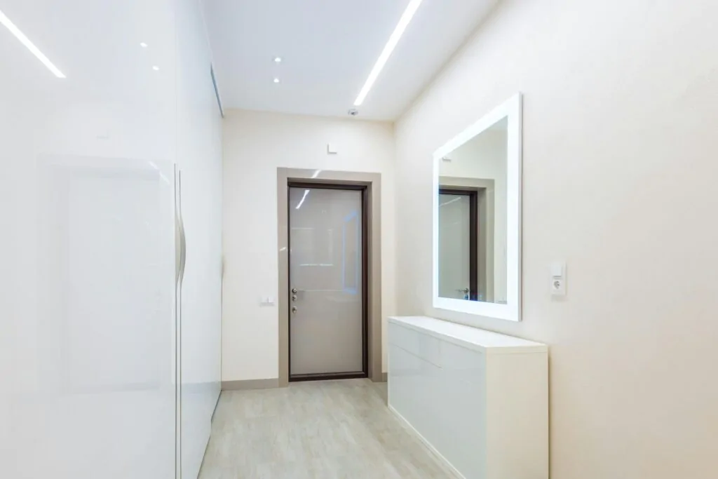 Stropní zapuštěné světlo v chodbě