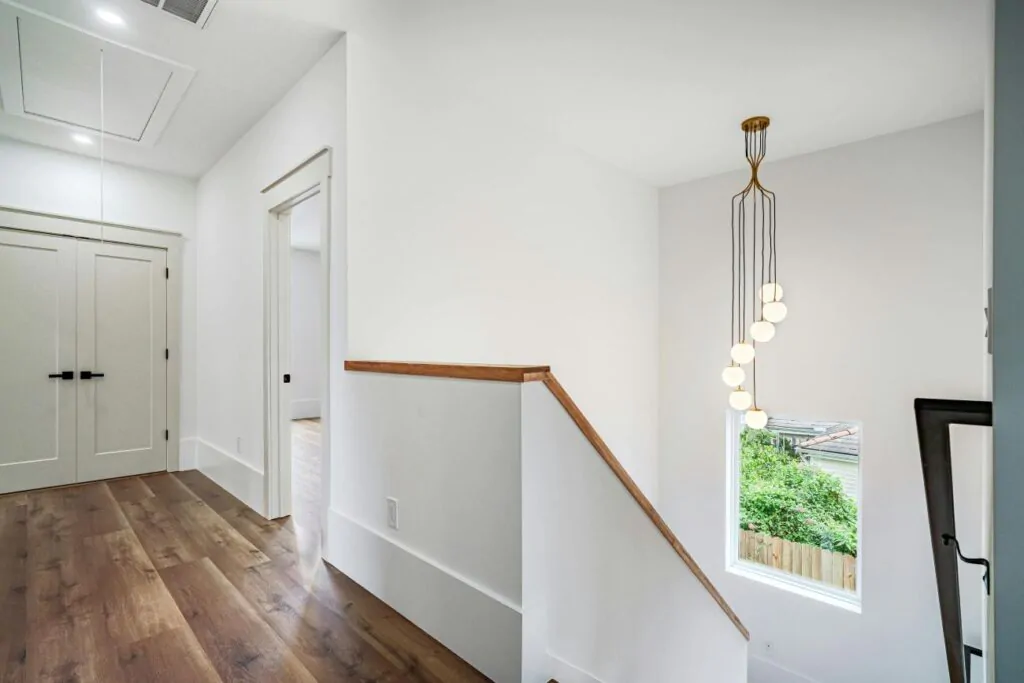 Stropní závěsné světlo v chodbě na schodišti