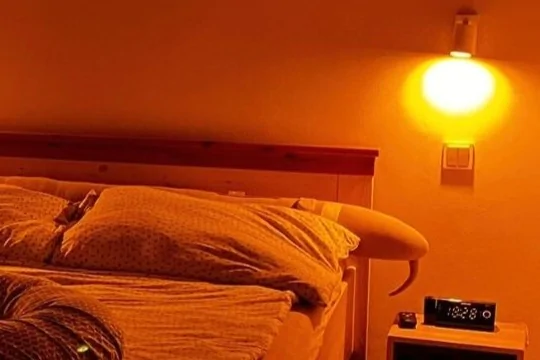Nástěnná lampa nad nočním stolkem v dětském pokoji