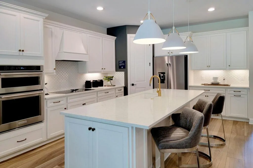 Závěsné svítidlo nad ostrůvkem v kuchyni