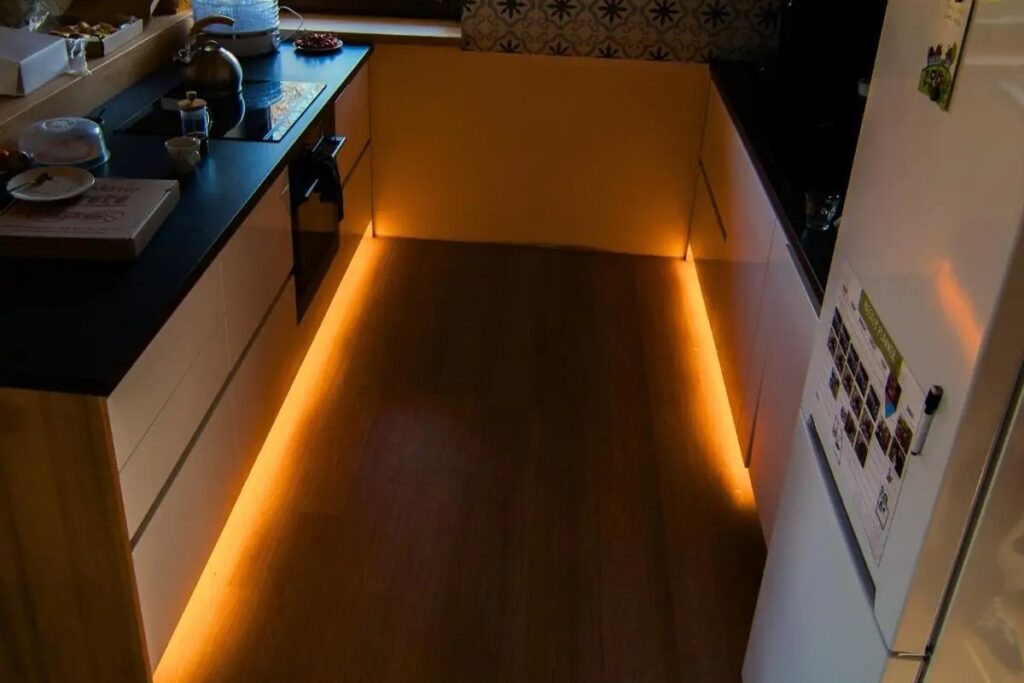 Večerní LED pásek bez modrého světla v kuchyni