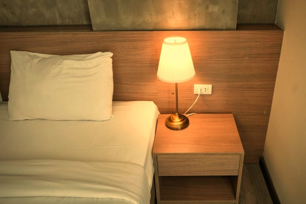 Lampička na nočním stolku v ložnici