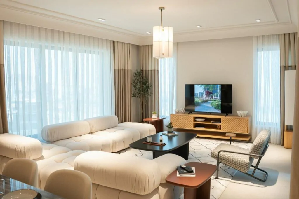 Závěsné svítidlo nad konferenčním stolem v obývacím pokoji