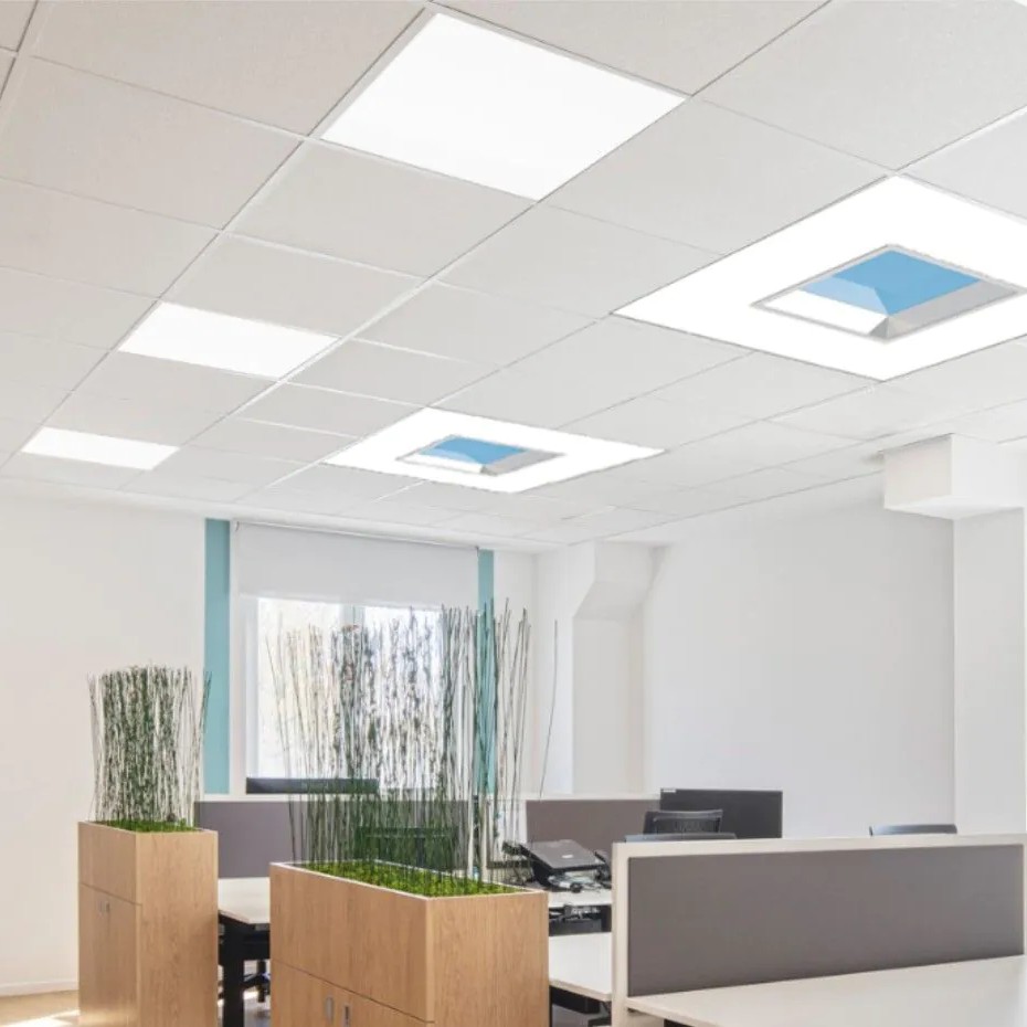 Chytrý stropní LED panel Sunea v kanceláři