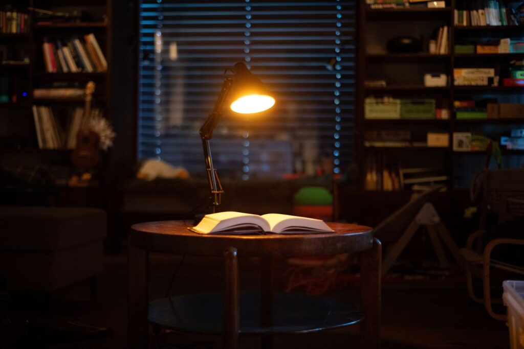 Lampa a večerní LED žárovka Oranžovka