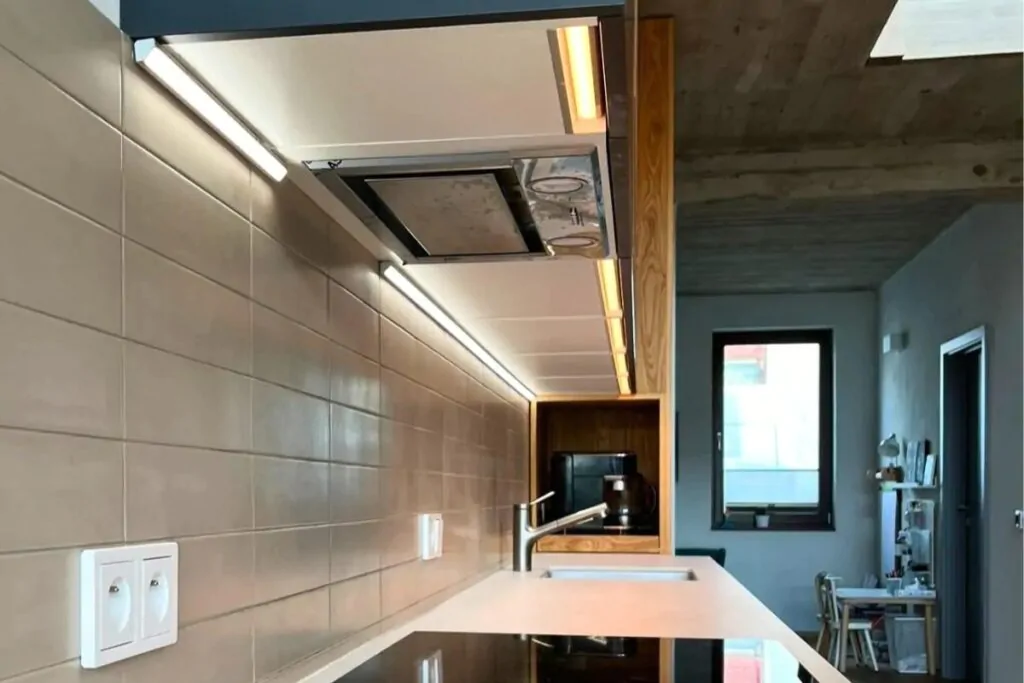 Denní a večerní LED pásek v kuchyni