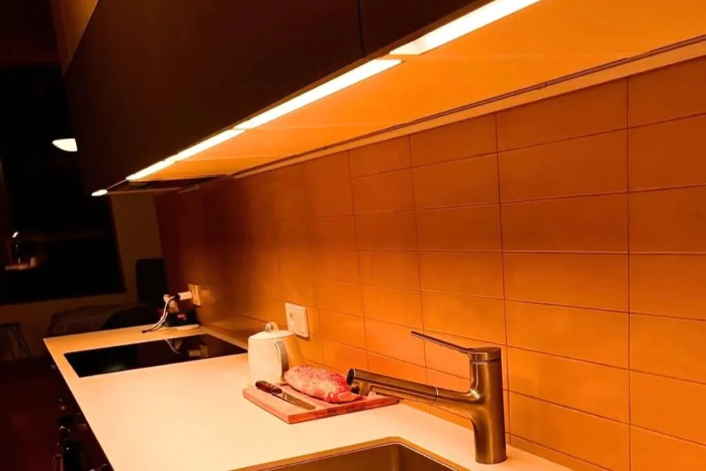 Večerní LED pásek bez modrého světla v kuchyni