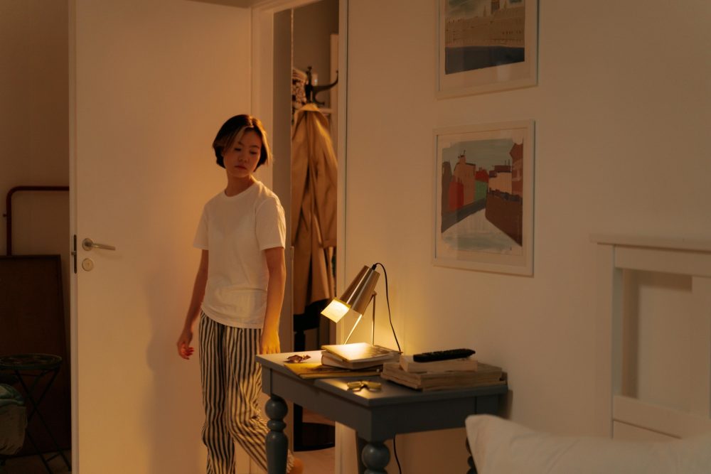 Dítě a lampa v dětském pokoji