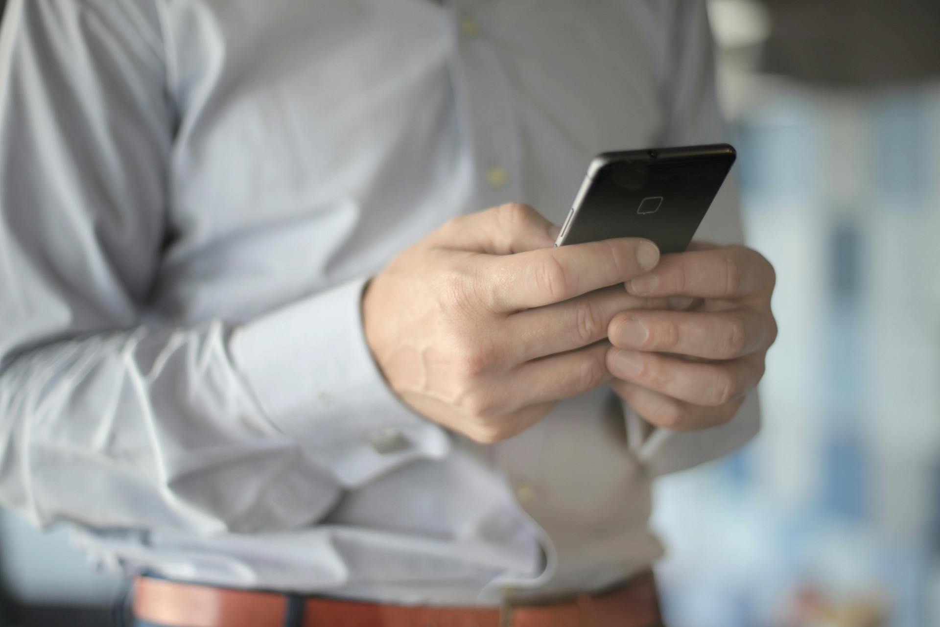 Muž má v ruce telefon