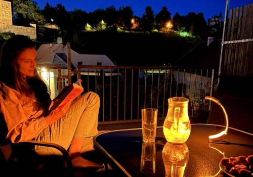Čtení na terase a lampička Oranžovka