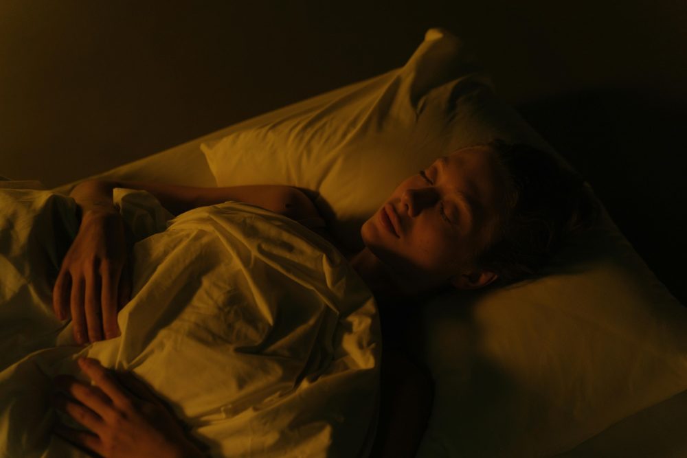 Žena spí v posteli