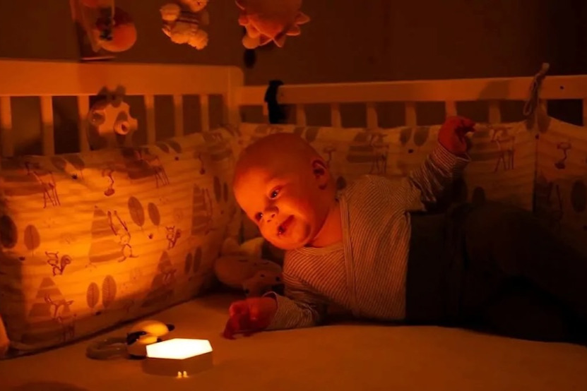 Mimino leží v posteli se světlem